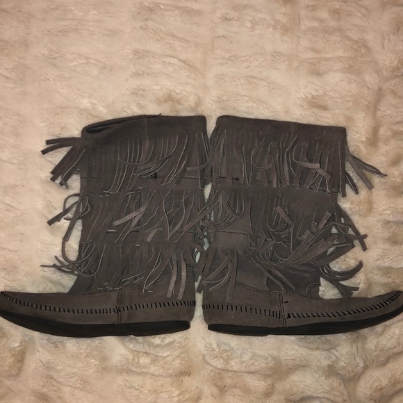 Minnetonka Moccasin 3-Layer Fringe Boot - Picture 1 of 4